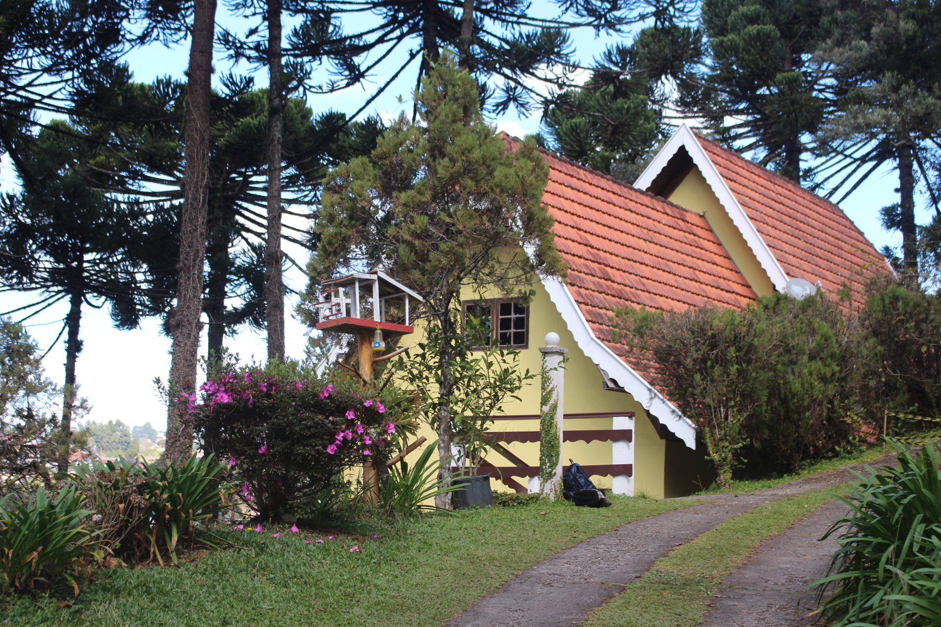 Vista do acesso externo, jardim e chalés de baixo